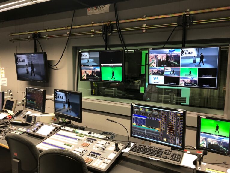 https://medien.hs-duesseldorf.de/studium/ausstattung/studios/Seiten/Virtuelles_Studio-Virtuelle_Realit%C3%A4t.aspx